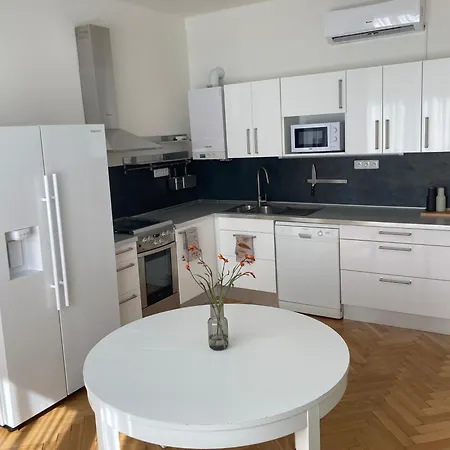 Daire Quiet 2-bedroom Close To Center