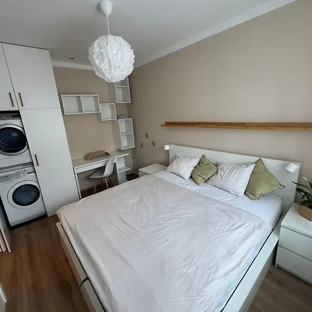 Quiet 2-bedroom Close To Center Praga