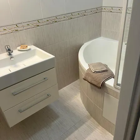 Quiet 2-bedroom Close To Center *