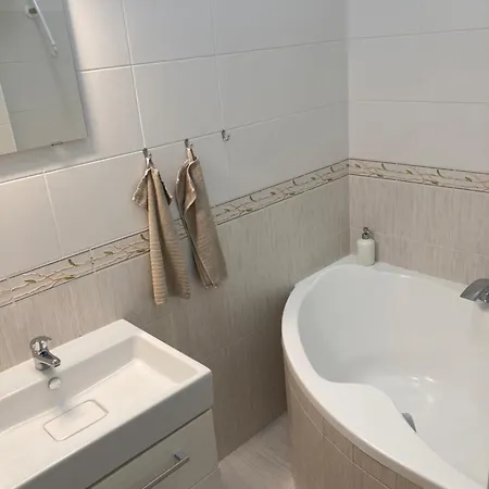 Daire Quiet 2-bedroom Close To Center